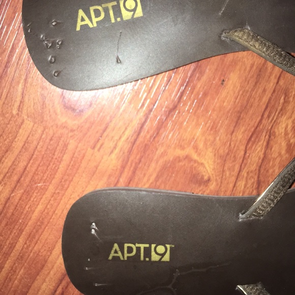 Apt 9 Bronze Brown Thong Sandals - Picture 2 of 6